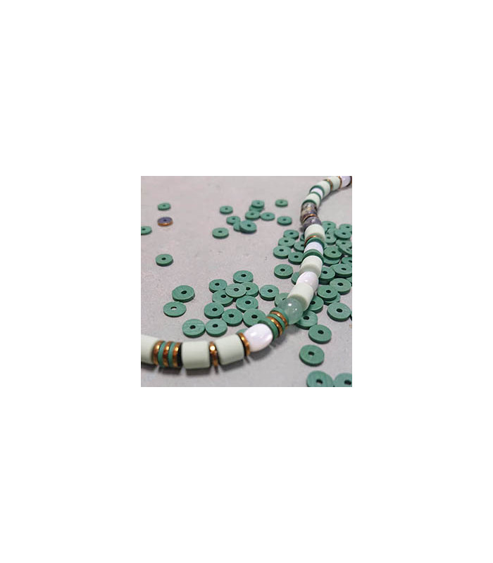 création de bijoux personnalisés avec des perles cylindres en pâte polymère  style heishi
