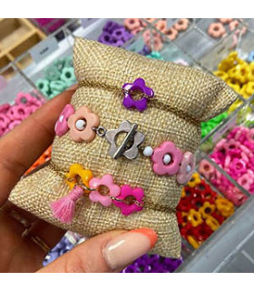création de bracelets personnalisés avec perles fleurs évidées en acrylique